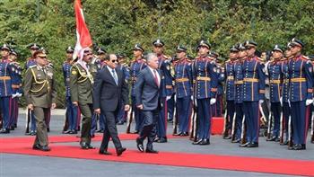 الرئيس السيسي وملك الأردن يصافحان حرس الشرف في قصر الاتحادية