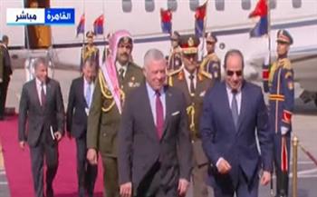 لحظة استقبال الرئيس السيسي ملك الأردن بمطار القاهرة