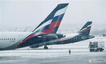 تأجيل وإلغاء 50 رحلة جوية في مطارات موسكو بسبب تساقط الثلوج