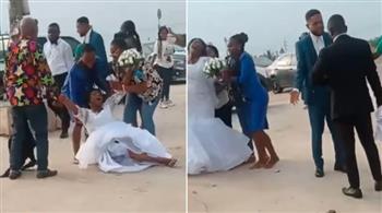 عروس تلتقي حبيبها السابق يوم زفافها.. ورد فعل صادم للعريس (فيديو)