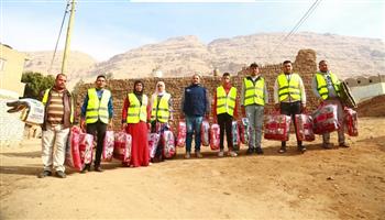 متطوعو صناع الخير يجوبون قرى ونجوع سوهاج لتوزيع المساعدات الإنسانية