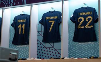 كأس العالم 2022 .. قمصان اللاعبين تزين غرفة ملابس فرنسا قبل مواجهة بولندا