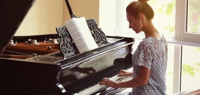 دراسة حديثة تكشف.. العزف على البيانو يخلصك من الحزن