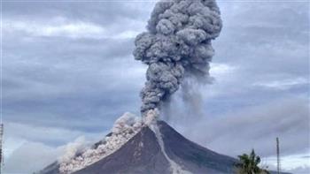 إندونيسيا: جبل سيميرو يواصل قذف حمم بركانية ساخنة وتحذيرات للناس بالابتعاد