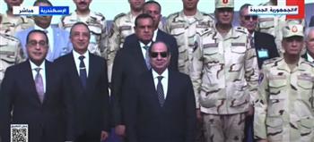 الرئيس السيسي يتوسط صورة تذكارية مع عدد من الوزراء والمُشرفين على تنفيذ محور «أبو ذكري»