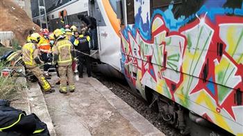 إصابة 155 شخصا إثر تصادم قطارين في محطة ببرشلونة
