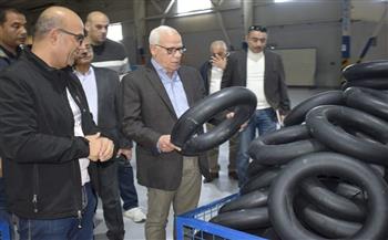 محافظ بورسعيد يتفقد خط إنتاج المطاط الجديد بمصنع إطارات السيارات