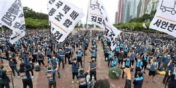 آلاف العمال يتظاهرون في كوريا الجنوبية احتجاجات على قرار حكومي بالعودة إلى العمل