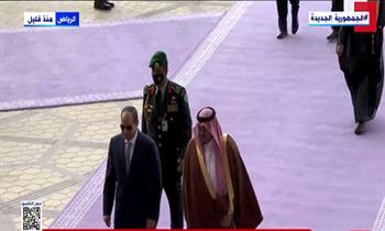 مراسم استقبال رسمية للرئيس السيسي لحظة وصوله الرياض (فيديو)