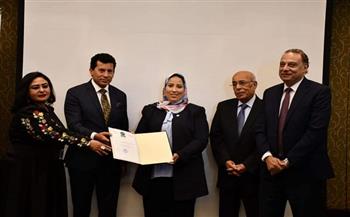 وزير الرياضة يكرم هالة الرشيدي لفوزها بالمركز الأول في جائزة الشباب العربي
