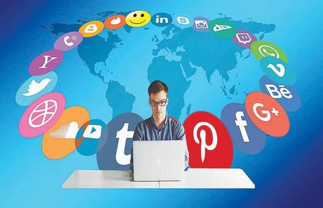 استشاري نفسي بحذر من مشاهدة صور «إنستجرام» قبل النوم