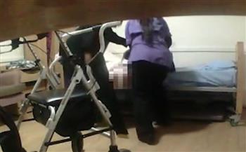مشهد يفطر القلب.. ممرضة تعذّب عجوزة في دار للمسنين والشرطة تتدخل (فيديو)