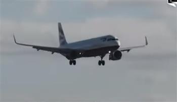 لحظات عصيبة .. طائرة ركاب تتأرجح في الهواء أثناء الهبوط في مطار هيثرو (فيديو)