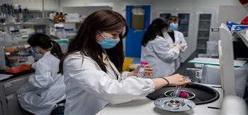علماء صينيون يطورون أداة لاختبار كوفيد-19 بدقة خلال 4 دقائق