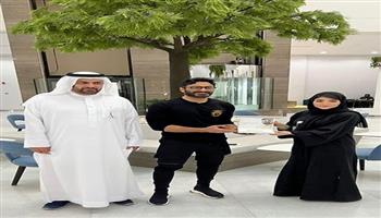 حاكم دبي يمنح تامر حسني بطاقة السعادة