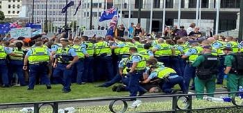 تزايد أعداد المتظاهرين خارج البرلمان النيوزيلندي رغم اعتقالات الشرطة