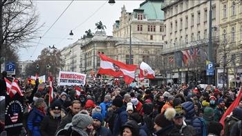 "مسيرة الضجيج" تعبر وسط فيينا للتنديد بالتطعيم الإجباري ضد كورونا