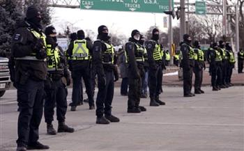 الشرطة الكندية تفرق محتجين يعطلون حركة التجارة في معبر حدودي مع الولايات المتحدة