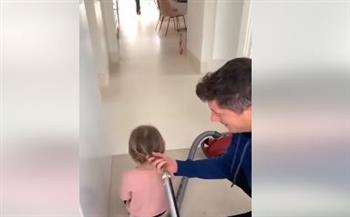 «المكنسة».. نجم يابرين ميونخ يستخدم حيلة غريبة لربط شعر ابنته (فيديو)