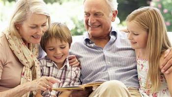 دراسة مثيرة للجدل تؤكد: الأحفاد لا يحققون السعادة لأجدادهم