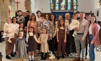أكبر عائلة في بريطانيا مكونة من «22 أخ وأخت» في انتظار طفل جديد
