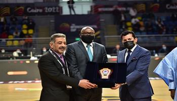 وزير الرياضة ورئيس اتحاد السلة يكرمان الاتحادين الدولي والإفريقي للعبة