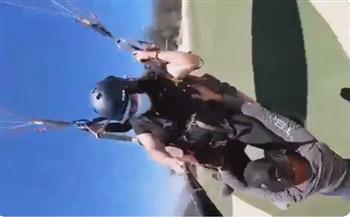 دقائق من الرعب.. رجل معلق في الهواء دون حزام أمان (فيديو)