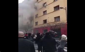 بسبب حريق كبير.. نزلاء فندق يلقون بأنفسهم من النوافذ (فيديو)