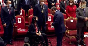 الرئيس يصافح أحد الحضور من ذوي الاحتياجات الخاصة بمعرض «إيجبس 2022»