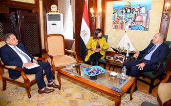 وزيرة الهجرة تبحث الاستعدادات الجارية لمؤتمر «مصر تستطيع بالصناعة»