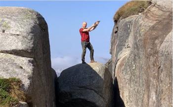 مثبتة فوق هاوية ارتفاعها 3 آلاف قدم .. صخرة نرويجية تجذب السياح وعشاق الصور