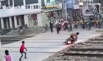 هندي ينجو من الموت دهسًا أسفل قطار بسبب سرعة بديهته (فيديو)