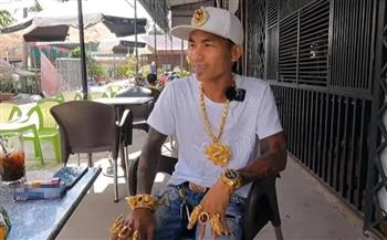 «مهووس الذهب» فيتنامي يرتدى كم هائل من المجوهرات ويقود سيارة ذهبية