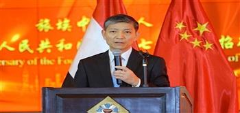 سفير الصين بالقاهرة يهنئ الطفل ساجد لفوزه بجائزة السفير الثقافي الصغير للصين