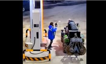 بدون سابق إنذار.. صينية تطلق البنزين فى وجه رجل بدلا من سيارته (فيديو)