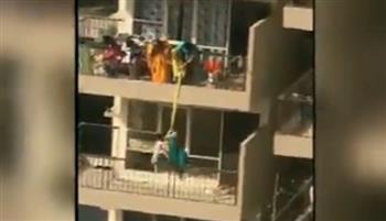 هندية تدفع بابنها من شرفة الطابق العاشر والسبب صادم (فيديو)