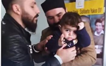 رد فعل مؤثر من طفل سوري يسمع الأذان لأول مرة في حياته (فيديو)