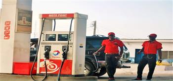 نيجيريا تبدأ بإمداد محطات الوقود بالبنزين لإنهاء نقص الوقود