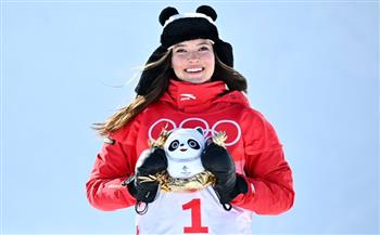 الصينية إيلين جو تتوج بذهبية التزلج داخل نصف أنبوب في أولمبياد بكين