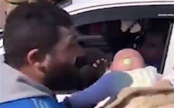 "ما معي طعميها".. لبناني يسلّم طفلته للجيش لعدم امتلاكه حق الطعام (فيديو)