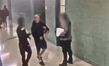 في حادثة عنصرية.. مدرس يركل طالب أسود على الأرض في نيويورك 