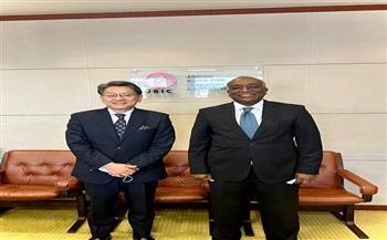 سفير مصر في طوكيو يبحث مع محافظ بنك اليابان تعزيز الاستثمارات اليابانية في مصر 