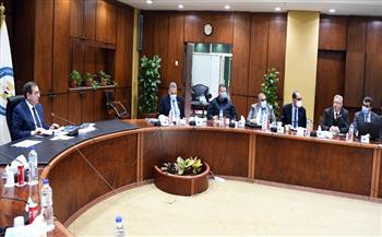 اجتماع اللجنة العليا للمشروعات البترولية لمتابعة تنفيذ المشروعات الجديدة