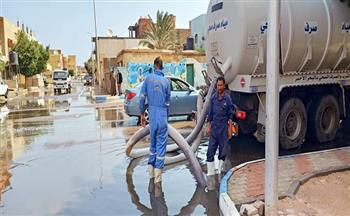 استمرار شفط وإزالة تجمعات مياه الأمطار بشوارع «رأس غارب»