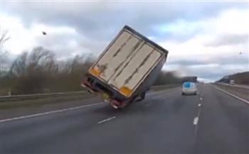 كأنها دمية.. رياح العاصفة "يونس" تقلب شاحنة عملاقة في بريطانيا (فيديو)