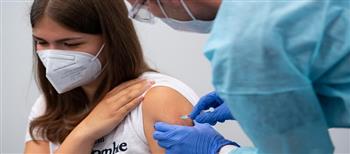تقديم التطعيم لكوفيد للمرة الرابعة لمن تزيد أعمارهم عن 75 عامًا في بريطانيا