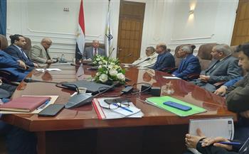 محافظ القاهرة يناقش تحسين جودة الخدمات المقدمة  لـ 14 ألف موظف بالمحافظة