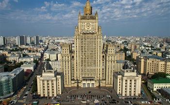 روسيا تبدأ إجلاء الموظفين من جميع مقرات بعثاتها الدبلوماسية في أوكرانيا 