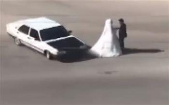 بسبب عروسين.. سائق يتعرض لأغرب مخالفة (فيديو)