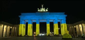 مقرّ بلدية باريس وبوابة براندنبورج في برلين يُضاءان بألوان العلم الأوكراني
